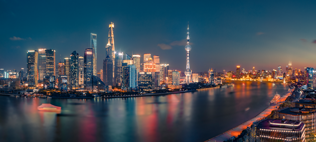 Skyline von Shanghai bei Nacht – Geschäftsreisen