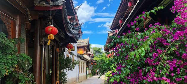 Chinesische Gasse mit Laternen und Blüten – Individual- und Luxusreisen